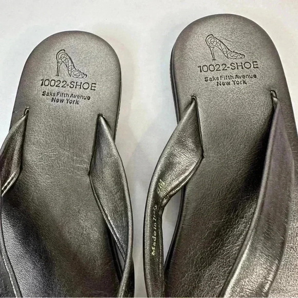 Sak’s Fifth Avenue 10022-SHOE Metallic Leather Sandals. Size 8 - Picture 6 of 11
